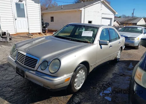 1998 Mercedes-Benz E 320 из США, поврежденный, VIN WDBJF65F6WA506100
